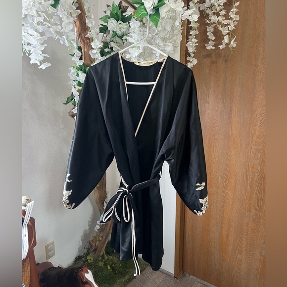VINTAGE Victoria's Secret Black and Cream Satin Robe 🖤 🪽 - Picture 1 of 7